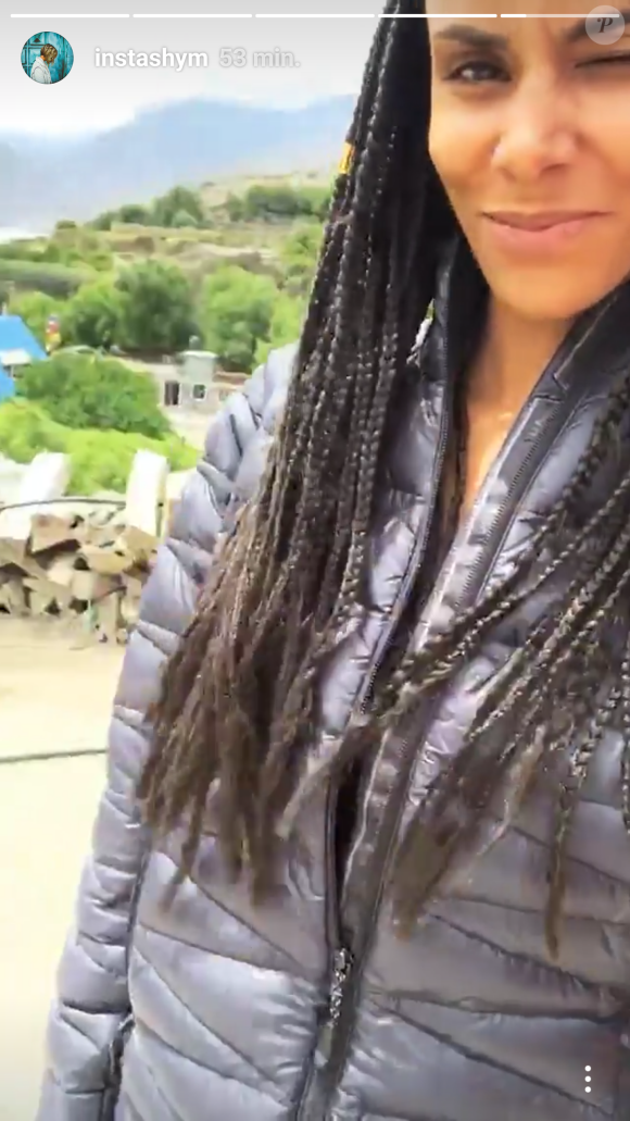 Shy'm avec des tresses au Népal pour le tournage de l'émission "A l'état sauvage", le 20 juin 2017.
