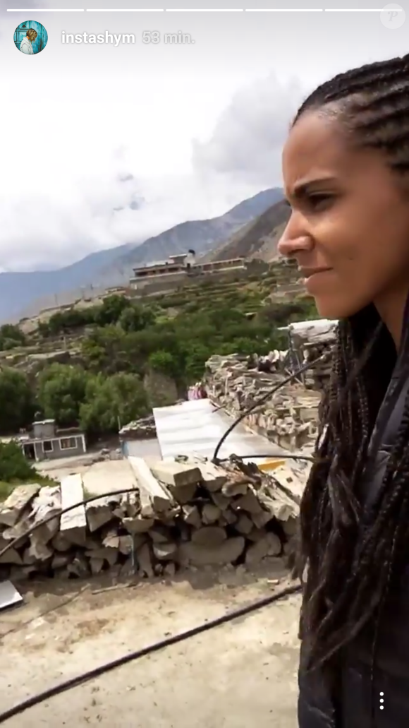 Shy'm avec des tresses au Népal pour le tournage de l'émission "A l'état sauvage", le 20 juin 2017.