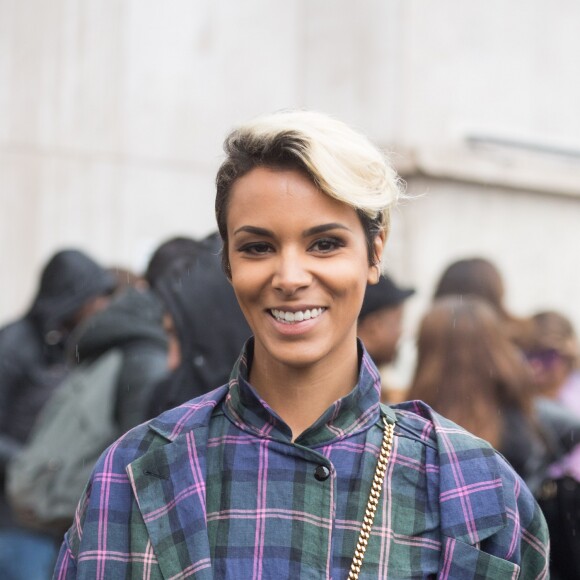 La chanteuse Shy'm quitte le défilé de mode "Véronique Leroy", collection prêt-à-porter Automne-Hiver 2017-2018 au palais de Tokyo à Paris le 4 mars 2017.