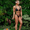 Rebecca Burger, blogueuse fitness, prend la pose et affiche ses muscles. La jeune femme de 33 ans est mort le 18 juin 2017.