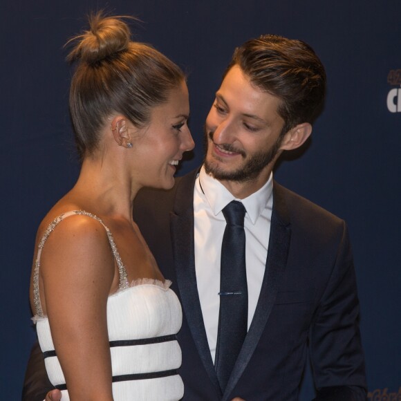 Natasha Andrews (Robe Dior, chaussures Louboutin, bijoux Cartier) et son compagnon Pierre Niney (Smoking Dior, chaussures Louboutin, Bijoux Montblanc) - Photocall du dîner de la 42e cérémonie des César au Fouquet's à Paris. Le 24 février 2017 © Stéphane Vansteenkiste / Bestimage