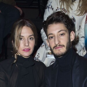 Pierre Niney et sa compagne Natasha Andrews  - Front Row au défilé de mode "Dior Homme", collection Hommes Automne-Hiver 2017/2018 au Grand Palais à Paris. Le 21 janvier 2017 © Olivier Borde / Bestimage