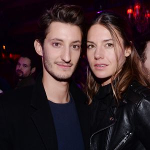 Exclusif - Pierre Niney et sa compagne Natasha Andrews - After-party du film "Five" Prix Cinéma 2016 de la Fondation Barrière au Raspoutine à Paris, le 14 mars 2016. © Rachid Bellak/Bestimage