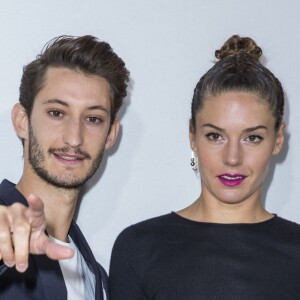 Pierre Niney et sa compagne Natasha Andrews - Photocall du défilé de mode "Christian Dior", collection prêt-à-porter automne-hiver 2016-2017 au musée du Louvre à Paris, le 4 mars 2016. © Olivier Borde/Bestimage