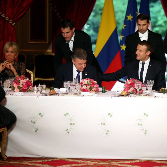 Le Président de la République Française, Emmanuel Macron et sa femme la Première dame Brigitte Macron (Trogneux) lors du dîner d'état en l'honneur du président de la République de Colombie Juan Manuel Santos et sa femme la Première dame Clemencia Rodriguez au Palais de L'Elysée à Paris, France, le 21 juin 2017. © Dominique Jacovides/Bestimage