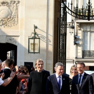 Le Président de la République Française, Emmanuel Macron et sa femme la Première dame Brigitte Macron (Trogneux) accueillent le président de la République de Colombie Juan Manuel Santos et sa femme la Première dame Clemencia Rodriguez au Palais de L'Elysée à Paris, France, le 21 juin 2017. © Dominique Jacovides/Bestimage