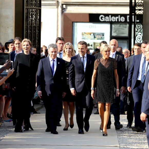 Le Président de la République Française, Emmanuel Macron et sa femme la Première dame Brigitte Macron (Trogneux) accueillent le président de la République de Colombie Juan Manuel Santos et sa femme la Première dame Clemencia Rodriguez au Palais de L'Elysée à Paris, France, le 21 juin 2017. © Dominique Jacovides/Bestimage