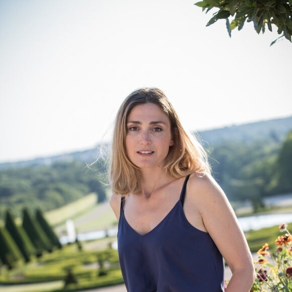 Julie Gayet - Backstage de l'opéra "Les Noces de Figaro" mis en scène par l'actrice J. Gayet lors de la 17e édition d'Opéra en Plein Air au Domaine Départemental de Sceaux le 14 juin 2017. © Cyril Moreau/Bestimage