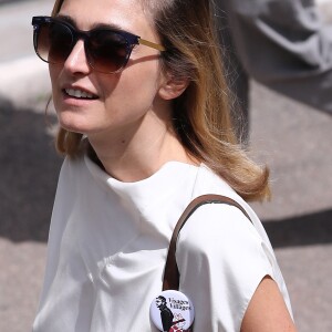 Théma - Julie Gayet porte une broche avec une étoile de ski ESF - Julie Gayet au village lors des internationaux de tennis de Roland Garros &x2021; Paris le 5 juin 2017. © Cyril Moreau - Dominique Jacovides / Bestimage Celebs at Roland Garros french open in Paris on june 5th 201705/06/2017 - Paris