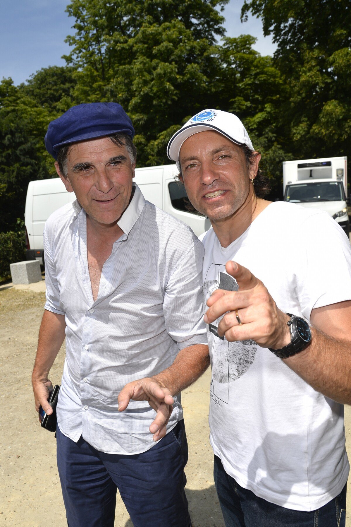 Photo Tex et Philippe Candeloro Pétanque des stars dans les jardins du Pavillon Gabriel à