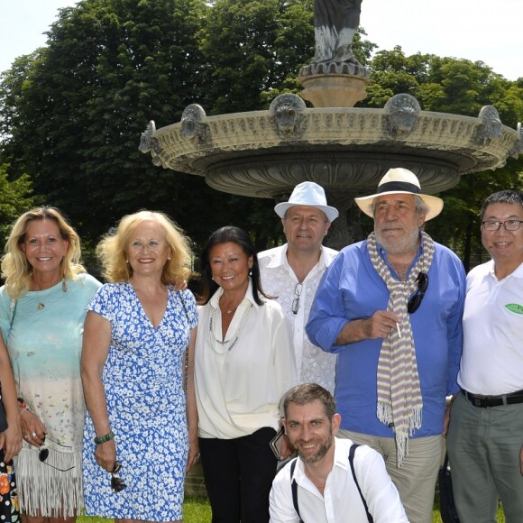 Guest, Emmanuelle Boidron, guest, Fiona Gélin, Katia Tchenko, Jeanne D'Hauteserres. Maire du 8e arrondissement de Paris, Jean-Pierre Castaldi et Jean-Eric Duluc - Pétanque des stars dans les jardins du Pavillon Gabriel à Paris le 22 juin 2017. © Coadic Guirec / Bestimage