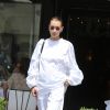 Bella Hadid quitte le restaurant l'Avenue à Paris et rentre à son hôtel. Le 22 juin 2017.
