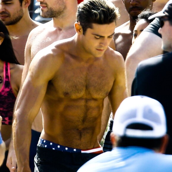 Zac Efron sur le tournage de "Baywatch" à Miami le 9 mars 2016.