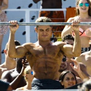 Zac Efron sur le tournage de "Baywatch" à Miami le 9 mars 2016.