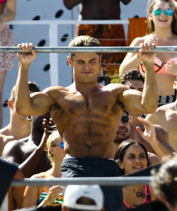 Zac Efron sur le tournage de "Baywatch" à Miami le 9 mars 2016.