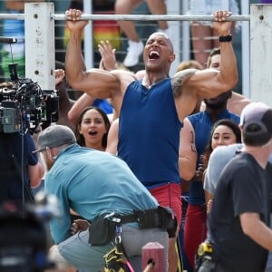 Dwayne Johnson et Zac Efron montrent leurs muscles sur le tournage de 'Baywatch' à Miami, le 8 mars 2016