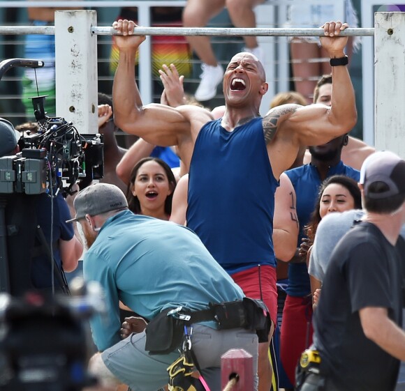Dwayne Johnson et Zac Efron montrent leurs muscles sur le tournage de 'Baywatch' à Miami, le 8 mars 2016