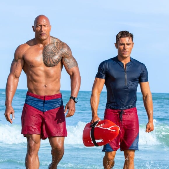 Zac Efron et Dwayne Johnson dans Baywatch.