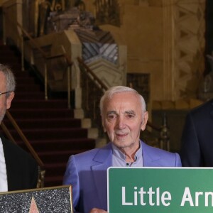 Charles Aznavour à Hollywood en octobre 2016 lors de la remise d'une étoile d'honneur pour sa contribution aux arts et son rôle au sein de la communauté arménienne à Hollywood.