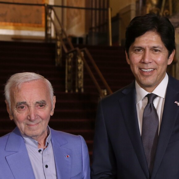 Charles Aznavour à Hollywood en octobre 2016 lors de la remise d'une étoile d'honneur pour sa contribution aux arts et son rôle au sein de la communauté arménienne à Hollywood.