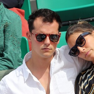 Juan Arbelaez et sa compagne Laury Thilleman (Miss France 2011) - Les célébrités dans les tribunes lors des internationaux de France de Roland-Garros à Paris, le 4 juin 2017. © Dominique Jacovides-Cyril Moreau/Bestimage