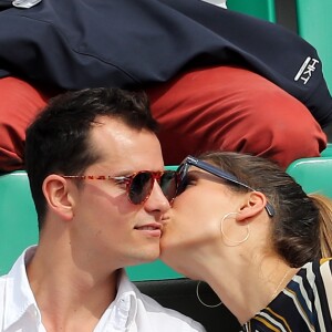 Juan Arbelaez et sa compagne Laury Thilleman (Miss France 2011) - Les célébrités dans les tribunes lors des internationaux de France de Roland-Garros à Paris, le 4 juin 2017. © Dominique Jacovides-Cyril Moreau/Bestimage