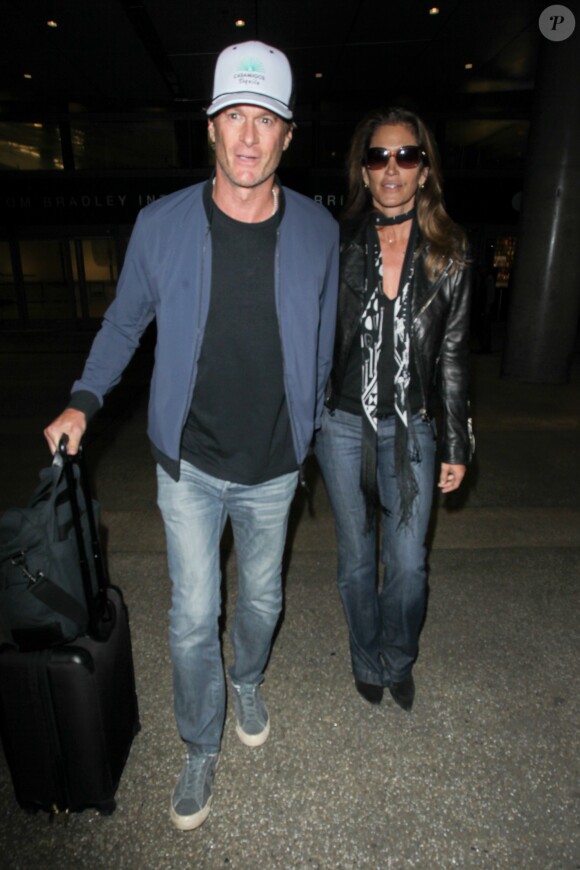 Cindy Crawford et son mari Rande Gerber arrivent à l'aéroport LAX de Los Angeles, le 8 mai 2017.