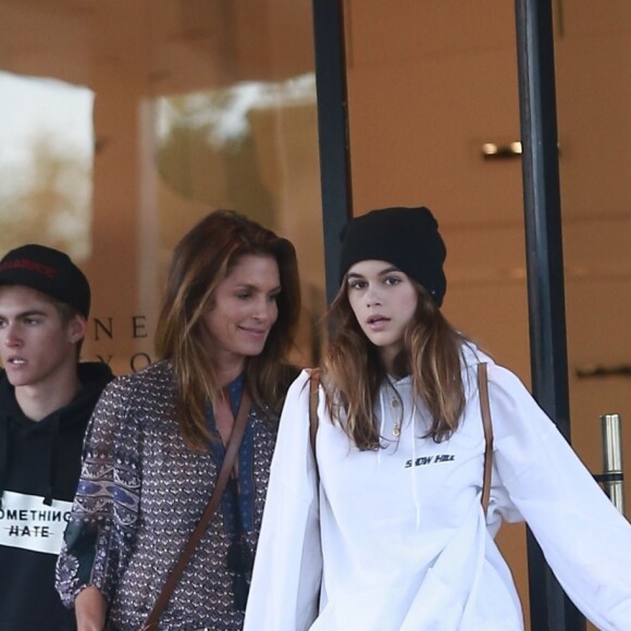 Cindy Crawford et son mari Rande Gerber sont allés faire du shopping chez Barney's New York avec leurs enfants Kaia Gerber et Presley Walker Gerber à Beverly Hills. Preysley était accompagné de sa petite amie Cayley King. le 25 mai 2017