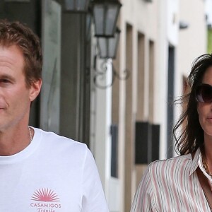 Cindy Crawford fait du shopping avec son mari Rande Gerber à Beverly Hills. Le couple amoureux se tient main dans la main. Le 27 avril 2017