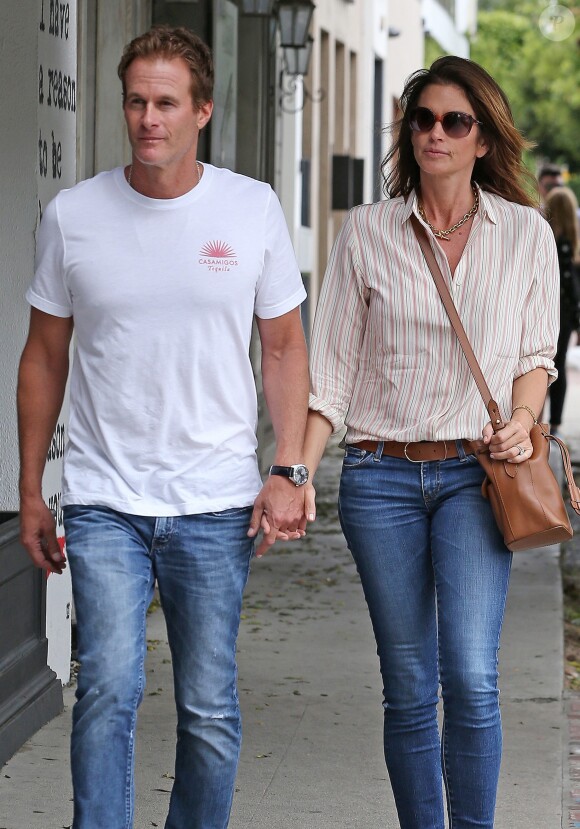 Cindy Crawford fait du shopping avec son mari Rande Gerber à Beverly Hills. Le couple amoureux se tient main dans la main. Le 27 avril 2017