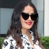 Salma Hayek porte des chaussures Gucci à la sortie d'un immeuble à New York, le 8 juin 2017.