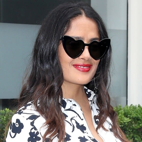 Salma Hayek porte des chaussures Gucci à la sortie d'un immeuble à New York, le 8 juin 2017.