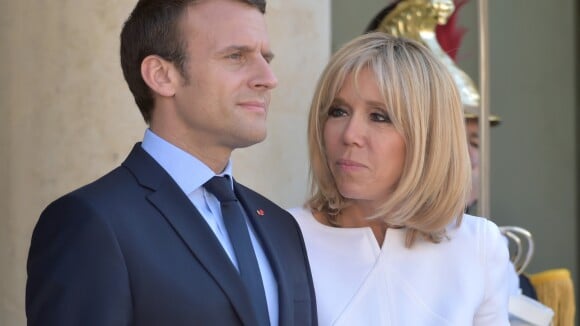 Emmanuel Macron gâté par un cadeau osé : Brigitte réagit...