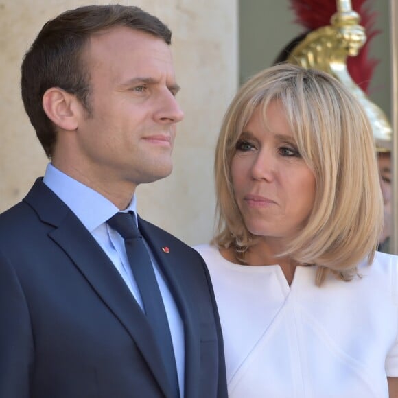 Le président de la République française Emmanuel Macron et sa femme, la première dame Brigitte Macron (Trogneux) raccompagnent après un entretien le président du Guatemala Jimmy Morales et sa femme, la première dame Hilda Patricia Morales au palais de l'Elysée à Paris, France, le 8 juin 2017. © Giancarlo Gorassini/Bestimage