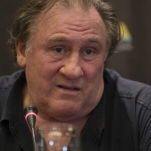 Gérard Depardieu fume et fait un bras d'honneur lors d'une conférence de presse à l'hôtel Panamericano Buenos Aires à propos de ses spectacles au théatre Colon le 16 décembre 2016.