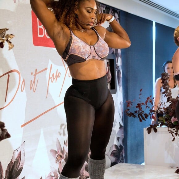 Serena Williams danse en petite tenue pour la promotion de la marque Berlei en marge de l'Open d'Australie à Melbourne, Australie, le 12 janvier 2017.