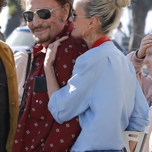 Johnny Hallyday avec sa femme Laeticia, leurs filles Jade et Joy, Marie Poniatowski avec son mari Pierre Rambaldi et leur fille Tess, à Santa Monica, le 1er avril 2017.