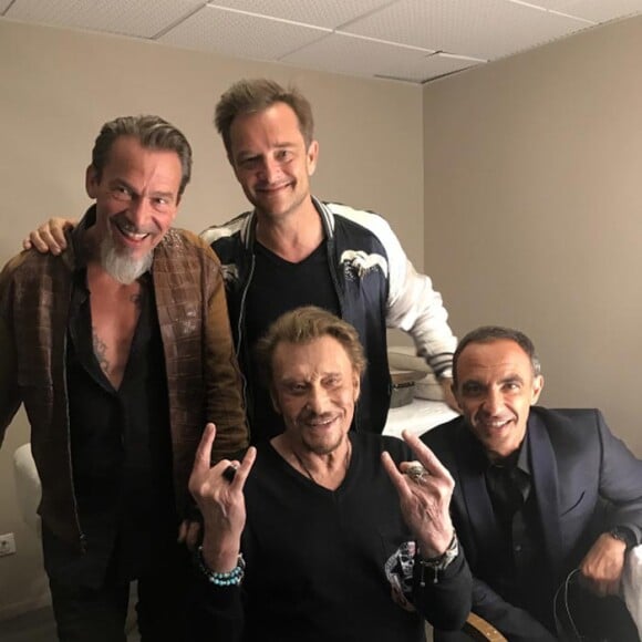 Florent Pagny, David Hallyday, Johnny Hallyday et Nikos Aliagas dans la loge de Johnny le 24 juin au concert des Vieilles Canailles à L'Accor Hotel Arena