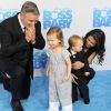 Alec Baldwin, sa fille Carmen Baldwin, sa femme Hilaria Baldwin et son fils Rafael Baldwin lors de la première de ''Boss Baby'' à AMC Loew's Lincoln Square à New York, le 20 mars 2017.