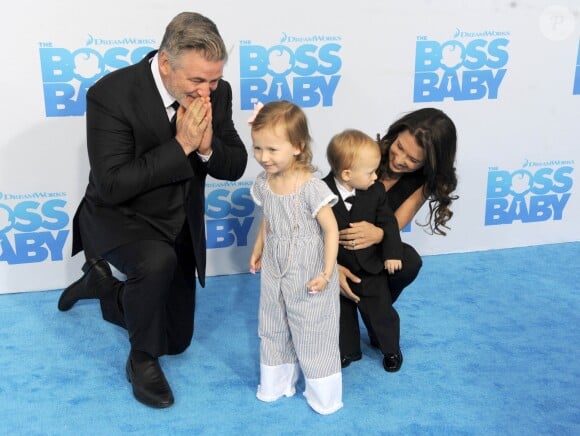 Alec Baldwin, sa fille Carmen Baldwin, sa femme Hilaria Baldwin et son fils Rafael Baldwin lors de la première de ''Boss Baby'' à AMC Loew's Lincoln Square à New York, le 20 mars 2017.