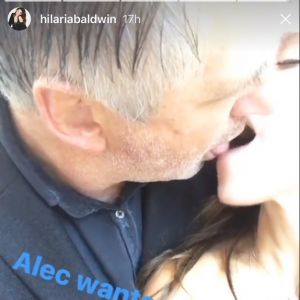 Alec et Hilaria Baldwin s'embrassant comme deux adolescents fougueux, quelques jours avant leur remariage fixé au 30 juin 2017