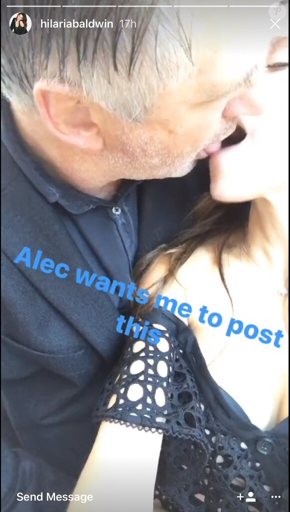 Alec et Hilaria Baldwin s'embrassant comme deux adolescents fougueux, quelques jours avant leur remariage fixé au 30 juin 2017