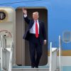 Le président Donald Trump arrive à l'aéroport de Miami le 16 juin 2017.