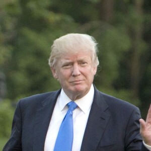 Le président des Etats-Unis Donald Trump, sa femme Melania et leur fils Barron, accompagnés des parents de Melania, Viktor and Amalija Knavs, sont de retour à la Maison Blanche à Washington, après un voyage dans le New Jersey, le 11 juin 2017.