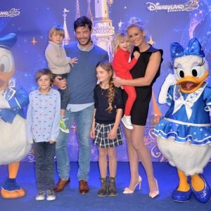 Elodie Gossuin, Bertrand Lacherie et leurs 4 enfants Rose Lacherie, Jules Lacherie, Joséphine Lacherie, Léonard Lacherie - 25 ème anniversaire de Disneyland Paris à Marne-La-Vallée le 25 mars 2017 © Veeren Ramsamy / Bestimage
