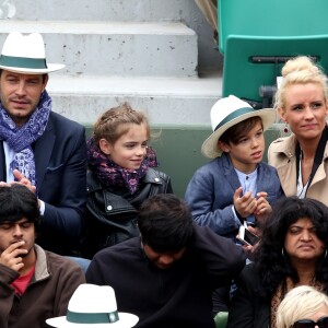 Veuillez flouter le visage des enfants avant publication - Elodie Gossuin avec son mari Bertrand Lacherie et leurs enfants Rose et Jules dans les tribunes des internationaux de France de Roland Garros à Paris le 4 juin 2016. © Moreau - Jacovides / Bestimage