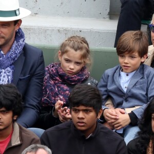 Veuillez flouter le visage des enfants avant publication - Elodie Gossuin avec son mari Bertrand Lacherie et leurs enfants Rose et Jules dans les tribunes des internationaux de France de Roland Garros à Paris le 4 juin 2016. © Moreau - Jacovides / Bestimage