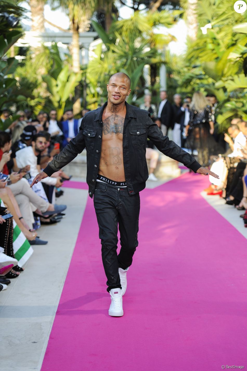 Jeremy Meeks D  fil   mode Philipp Plein dans villa Jungle
