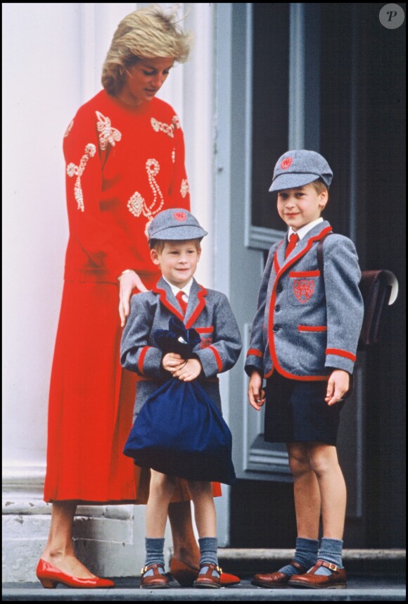 Lady Diana accompagnant les princes Harry et William pour la rentrée des classes en septembre 1989 à Londres.