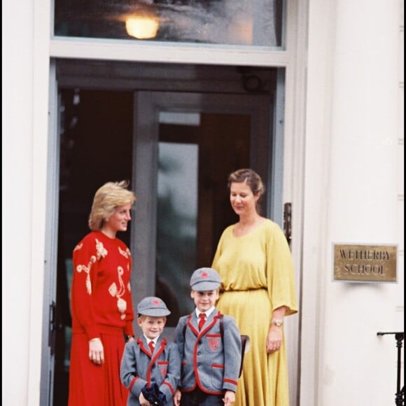 Lady Diana accompagnant les princes Harry et William pour la rentrée des classes en septembre 1989 à Londres.